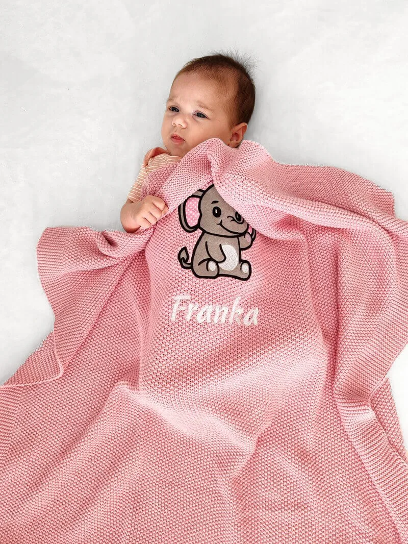 Baby Franka poseert met haar gepersonaliseerde katoenen dekentje
