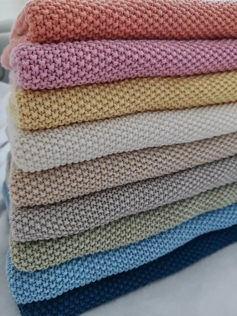 Available colors of knitted cotton blankets