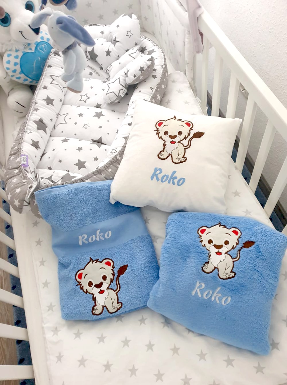 Een gepersonaliseerde set voor kinderen - een kussen, deken en handdoek met de naam van de baby