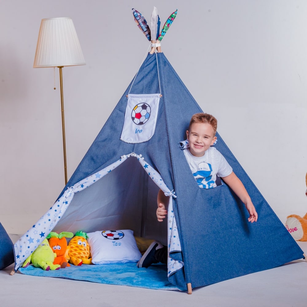 Fant uživa v svojem personaliziranem šotoru in se igra v njem