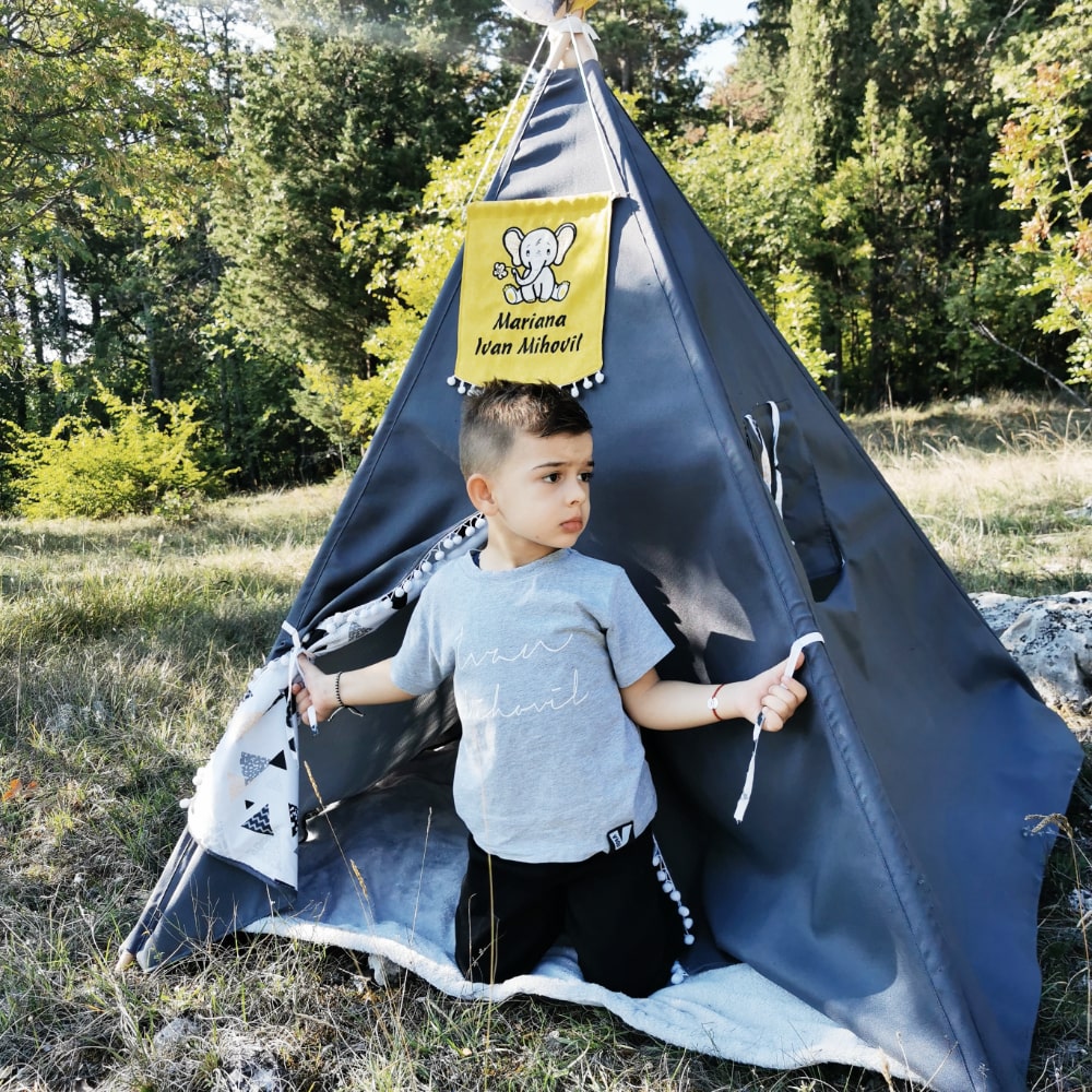 Fant uživa v svojem personaliziranem šotoru in se igra v njem